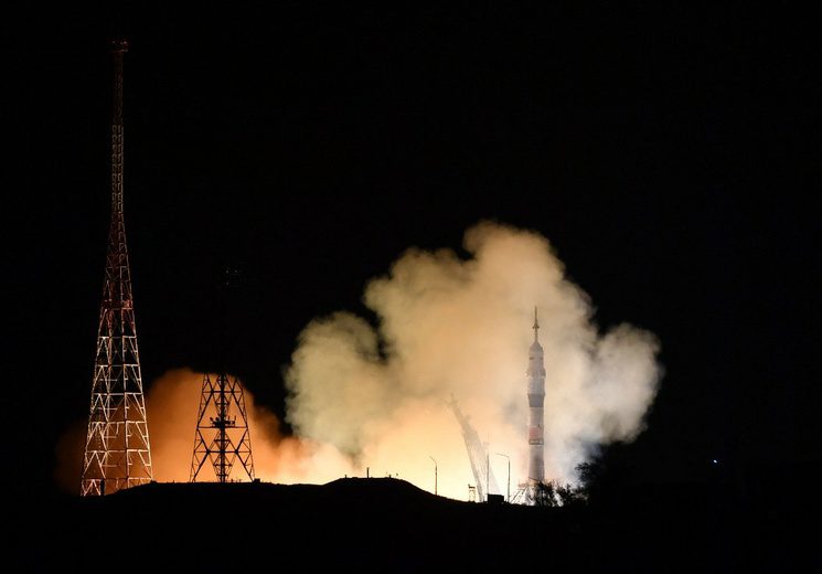 Despega hacia la EEI cohete Soyuz con dos rusos y una estadunidense
