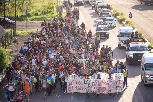 Cientos de personas se unen a la caravana migrante que partió este domingo a EU