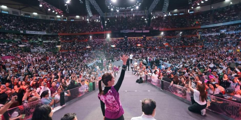 Claudia Sheinbaum llena la Arena México en reunión de Morena y la 4T en CDMX