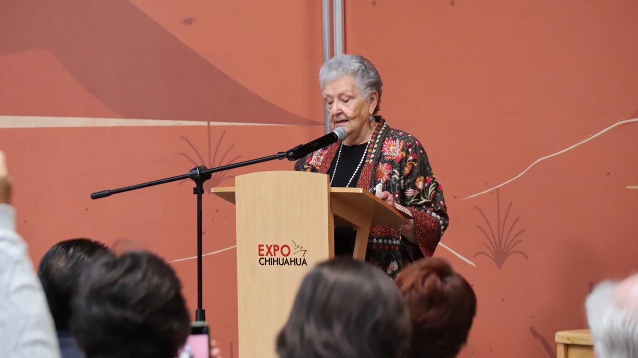 Galardonan a Lilvia Soto con medalla al mérito poético “Wikaráame” en inauguración de la FELICh 2023