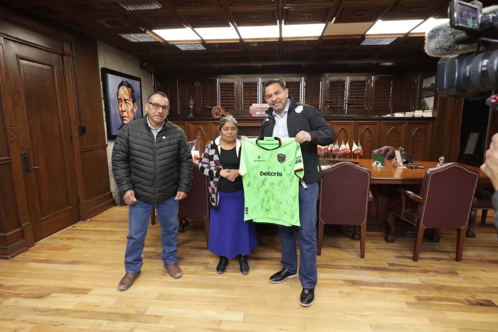Entregan Cruz Pérez Cuellar y FC Juárez playera autografiada a padres del aficionado Rigoberto Antonio