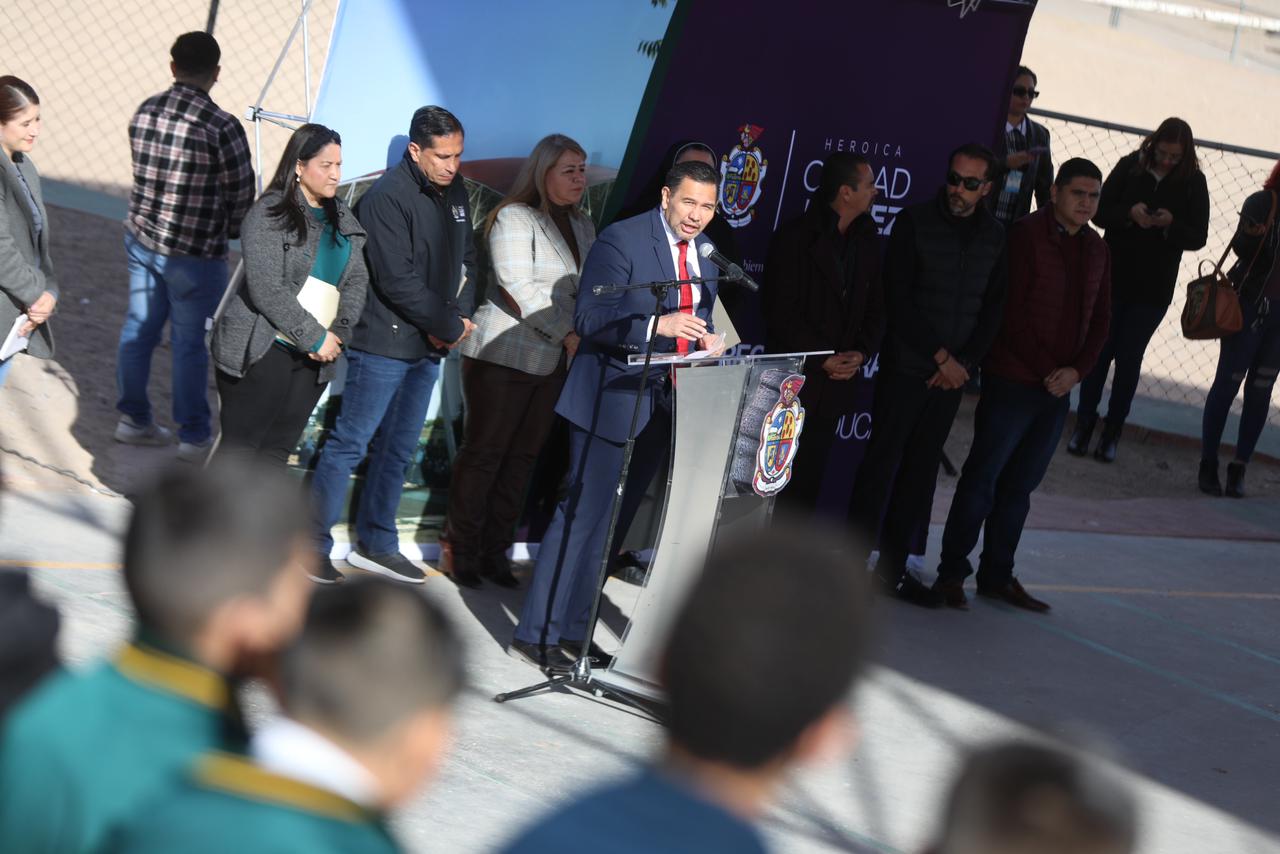 Entrega Cruz Pérez Cuellar domo en el Centro Multicultural Yermo y Parres