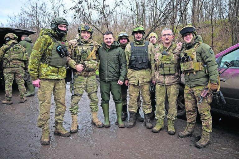 Ucranianos usan cascos y equipos mexicanos en la guerra contra los rusos