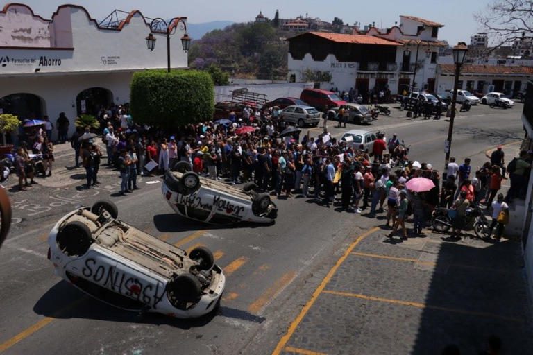 Velorio de Camila en Taxco: “Ayer te buscábamos, hoy te lloramos”, con pancartas exigen justicia