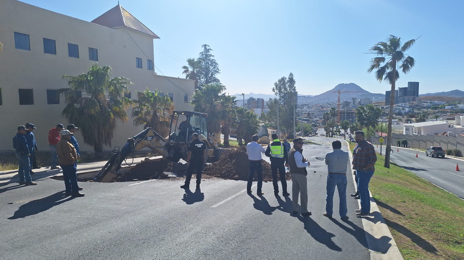 Atiende JMAS Chihuahua ruptura en línea de conducción en avenida Tomás Valles