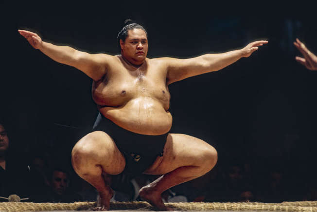 Hallan muerto al campeón de sumo Taro Akebono