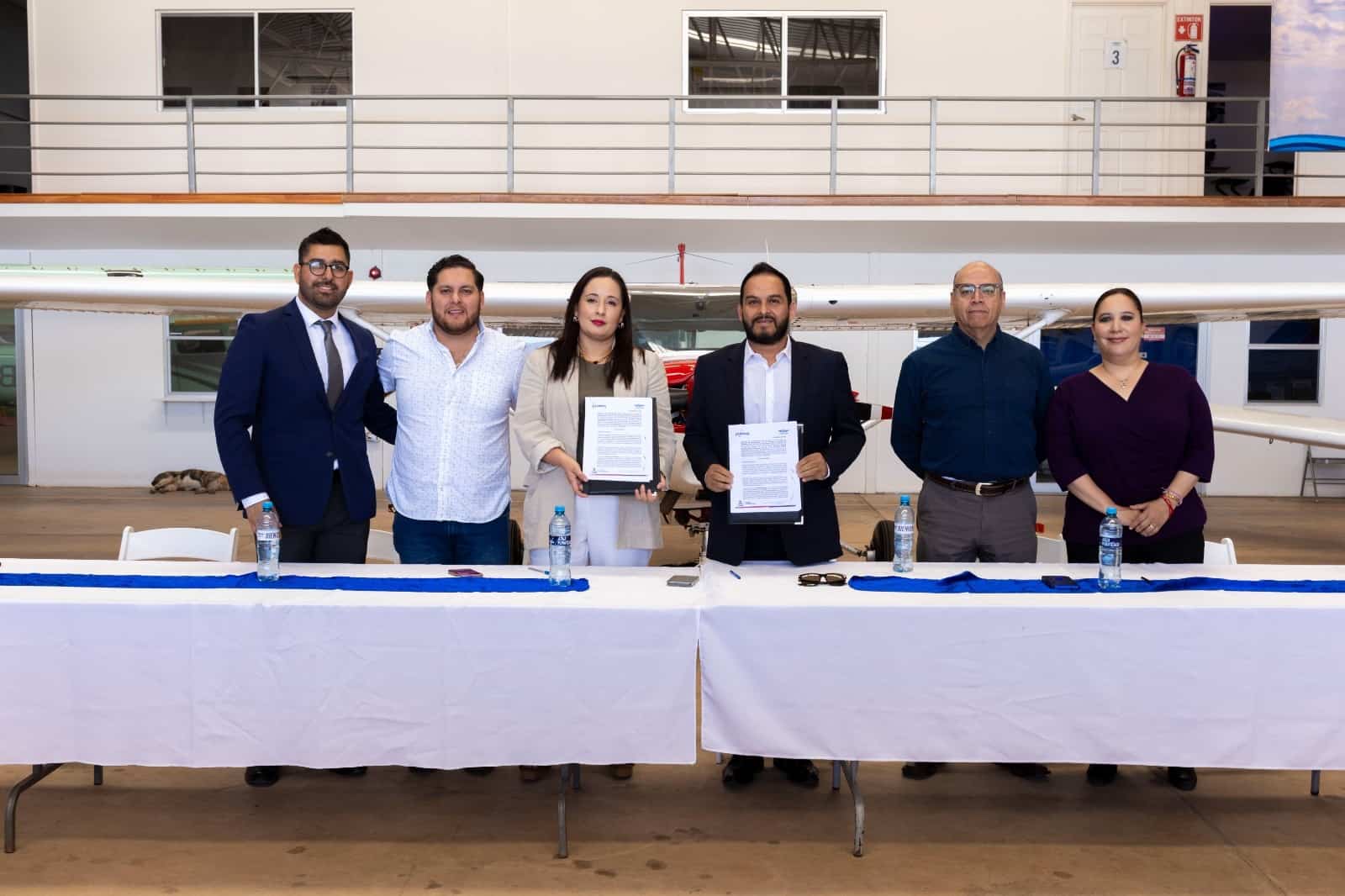 Firma Icatech convenio de colaboración con la academia de aeronáutica Vive Volando
