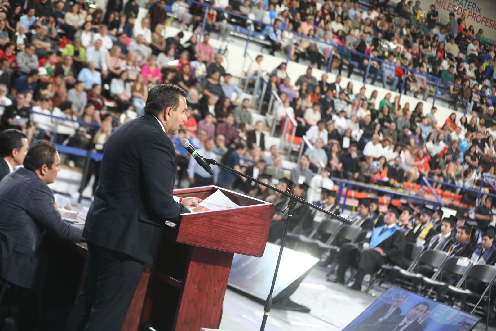 “El mundo, nuestra ciudad y el país esperan ansiosos sus contribuciones”: Cruz Pérez Cuellar a graduados de la UACJ