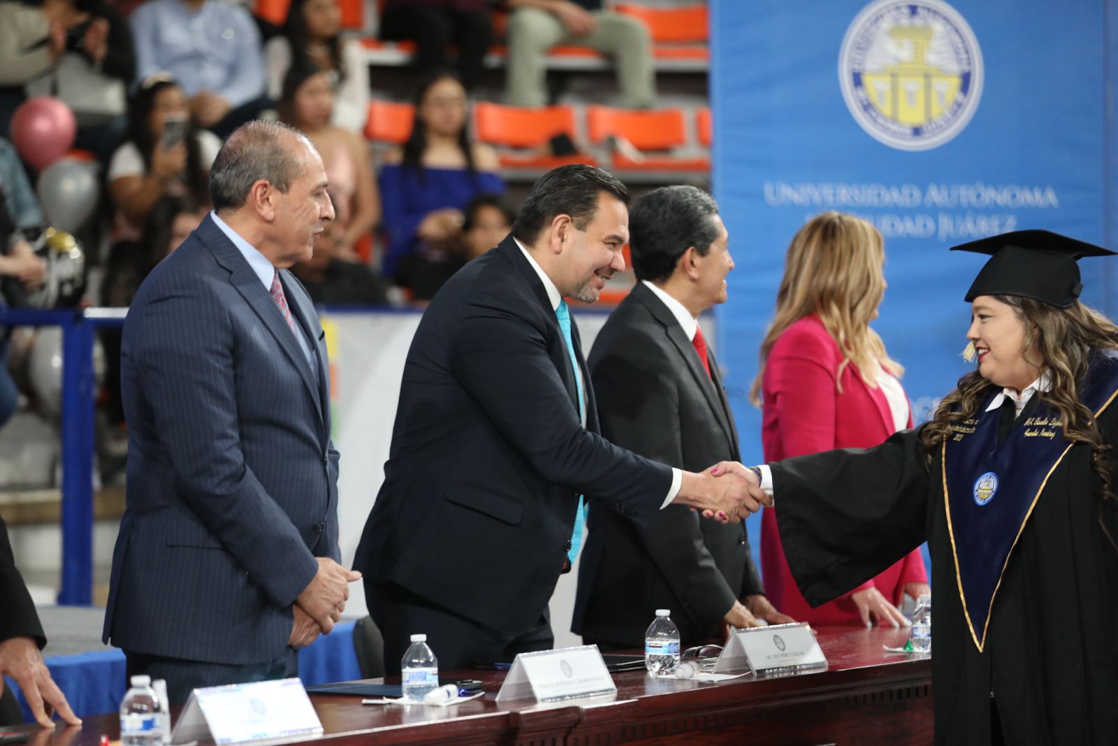 Felicita Cruz Pérez Cuellar a más de 500 graduados del Instituto de Ciencias Sociales y Administración de la UACJ