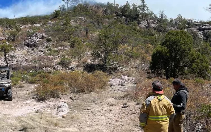 Mantienen presencia en la zona serrana con traslado de apoyos a combatientes de incendios forestales