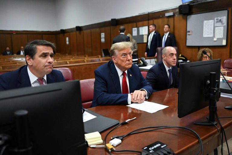 El expresidente Donald Trump llega a la selección del jurado de su juicio penal en Nueva York