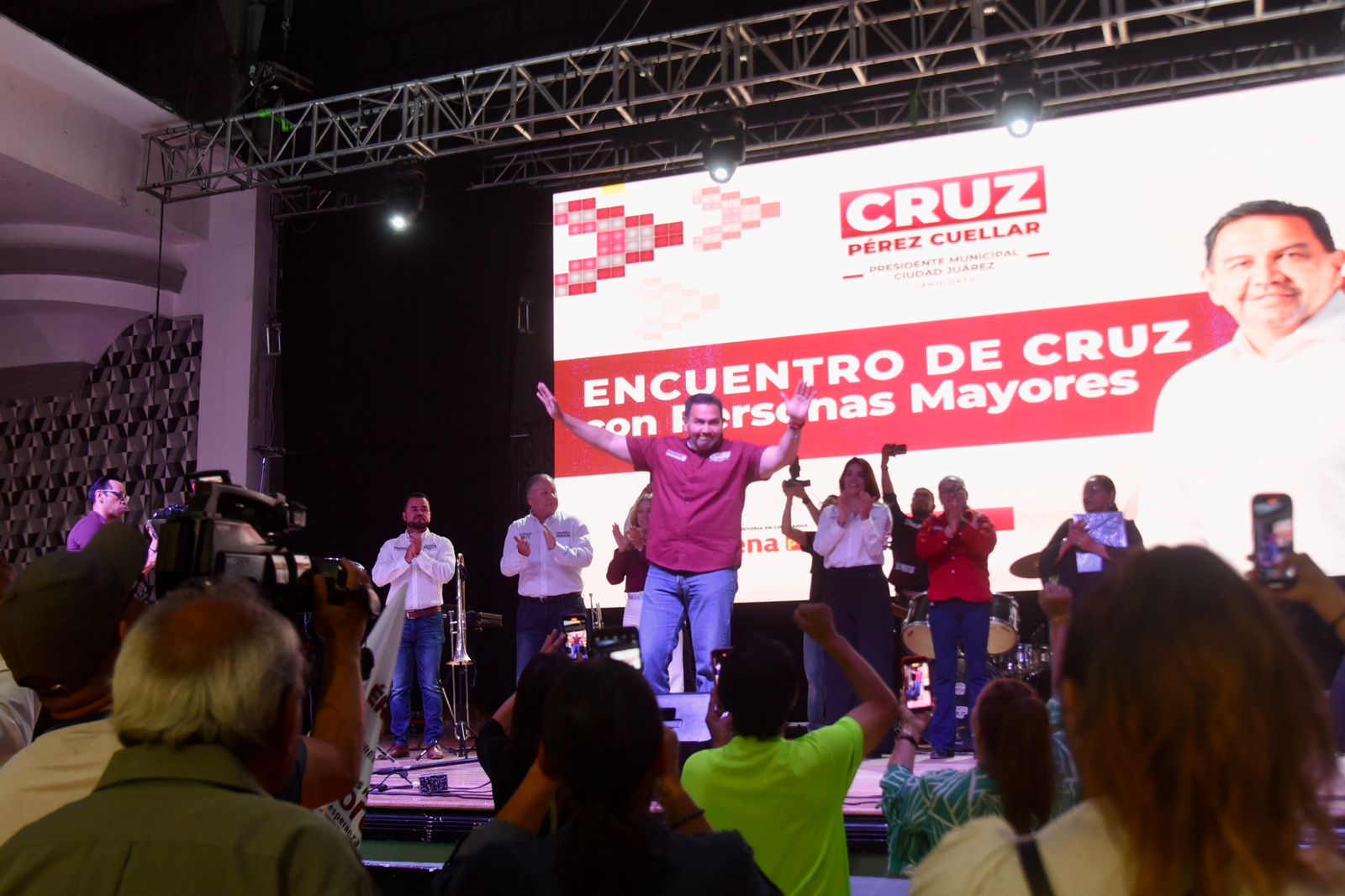 Personas mayores muestran su apoyo incondicional a Cruz Pérez Cuéllar