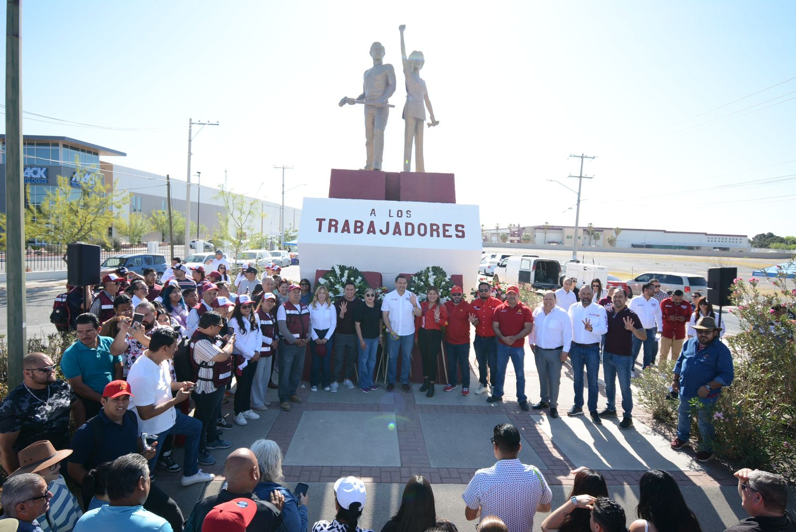 Coloca Cruz Pérez Cuéllar ofrenda floral en el Monumento a los Trabajadores