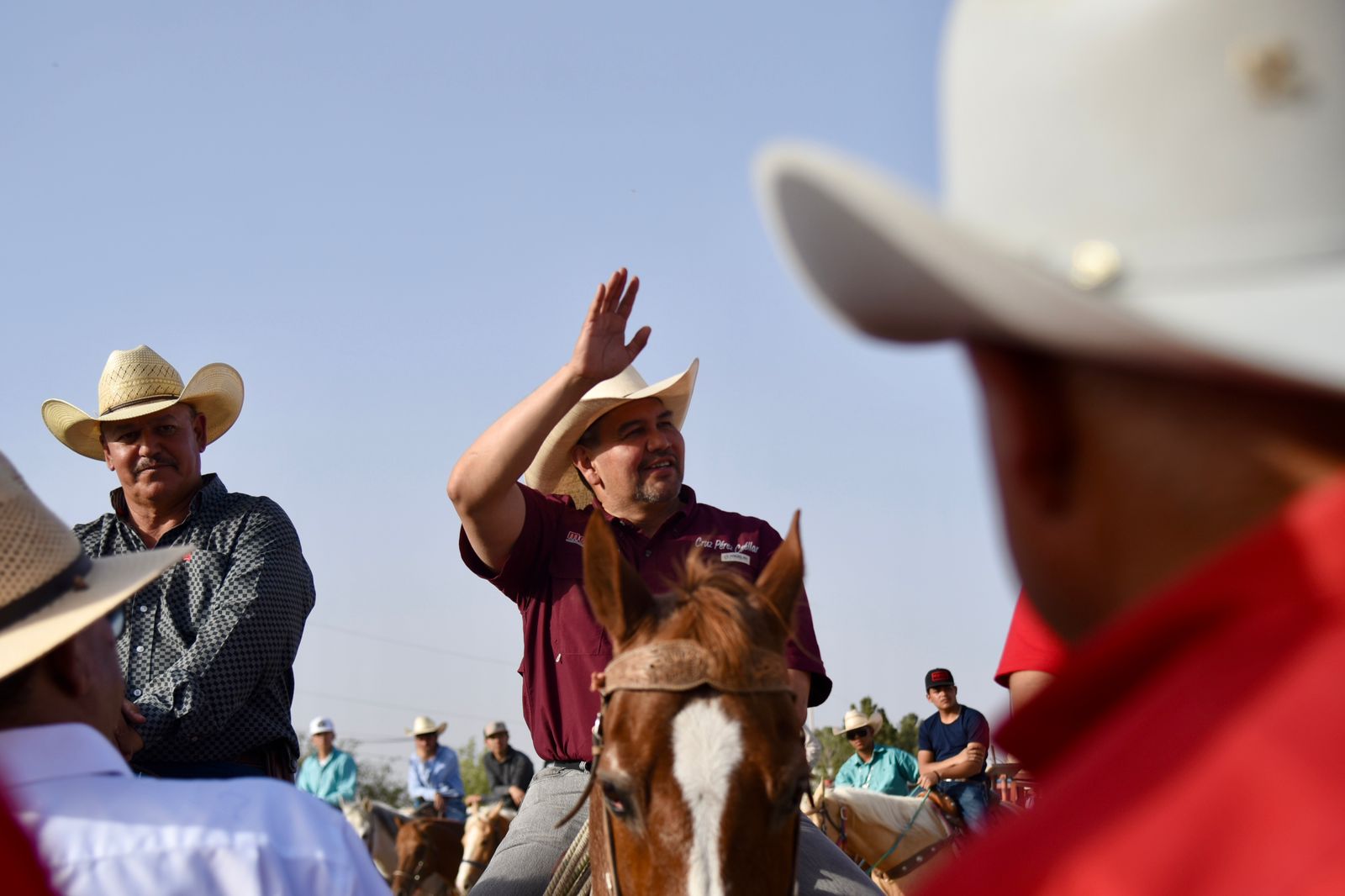 Visita Cruz Pérez Cuéllar a habitantes del Valle de Juárez
