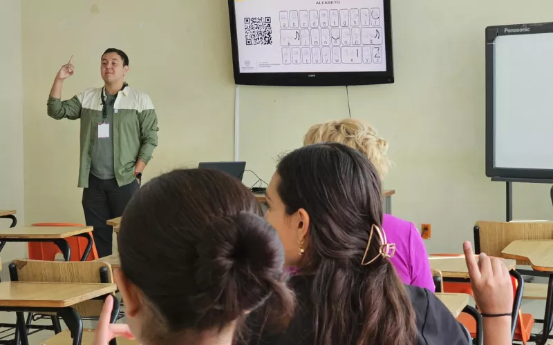 Imparten taller de Lengua de Señas Mexicana a personal del Hospital Infantil