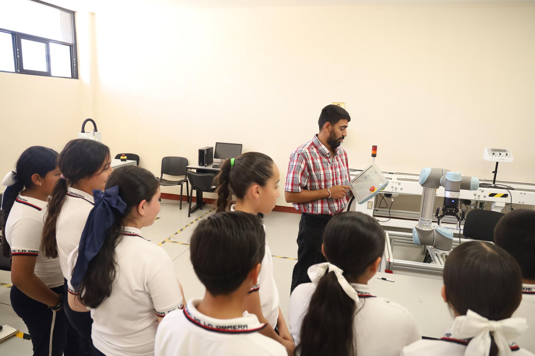 Visitan estudiantes de Educación Básica laboratorios de la UTCH Sur