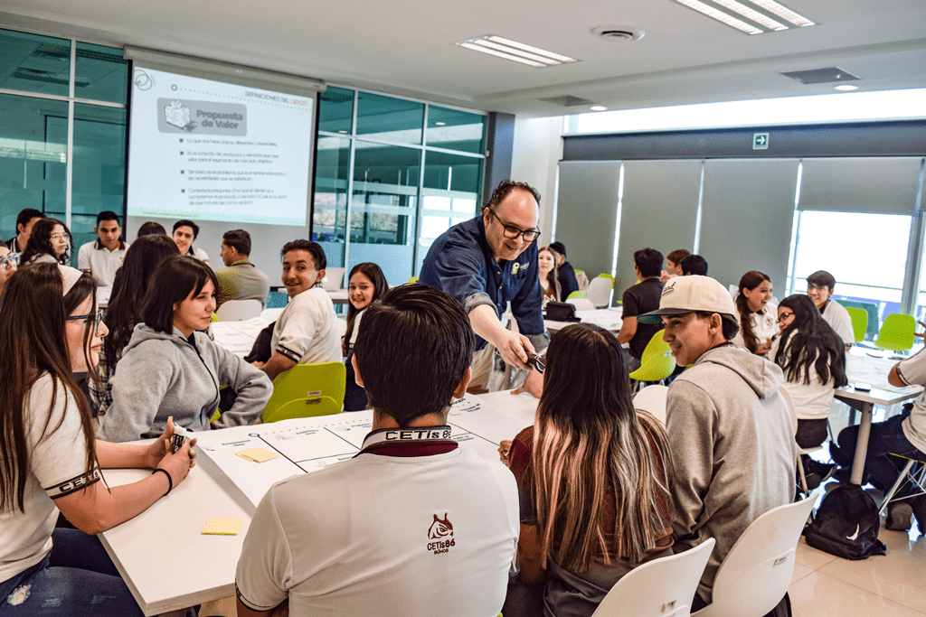 Imparte Universidad Politécnica de Chihuahua taller de emprendimiento a estudiantes del CETIS 86