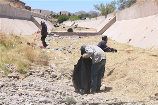 Trabajan en limpieza de área canalizada en arroyo el Mimbre