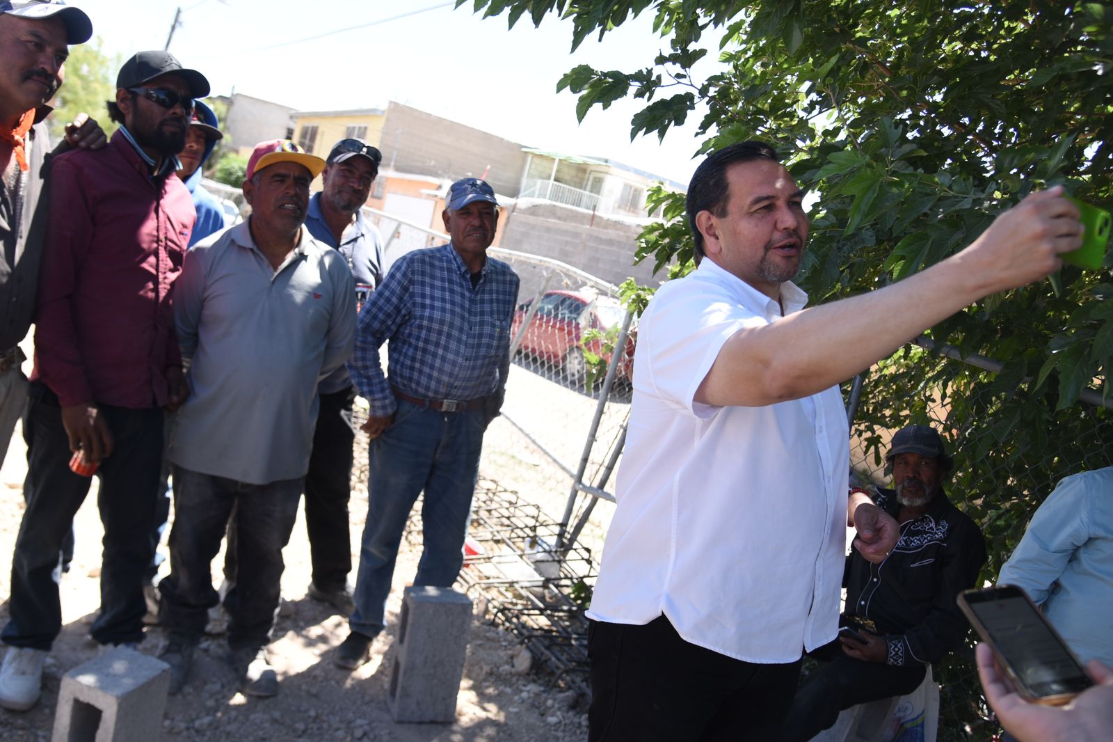 Felicita Cruz Pérez Cuéllar a trabajadores de la construcción en su día