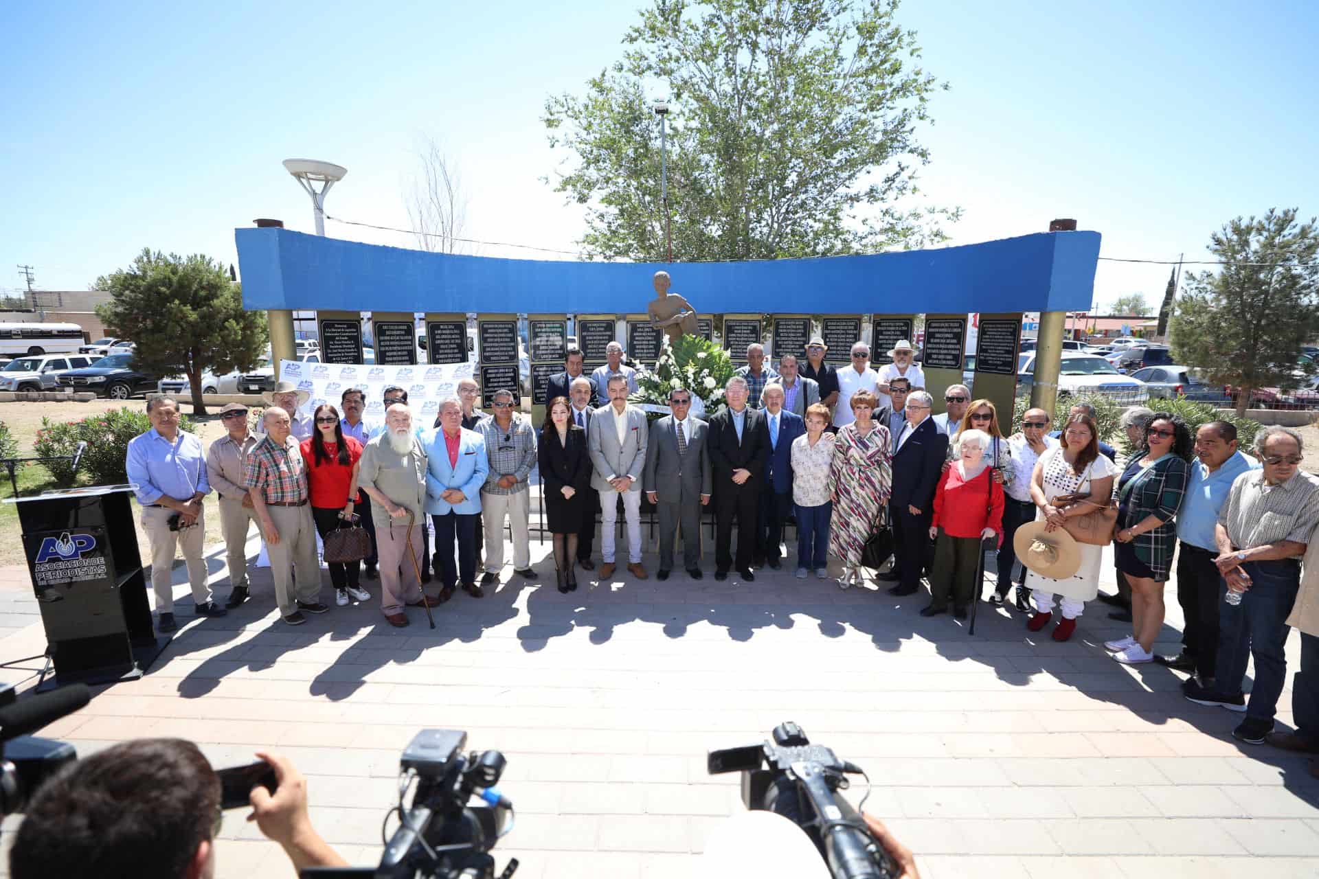 Develan placas en honor a periodistas fallecidos de Ciudad Juárez