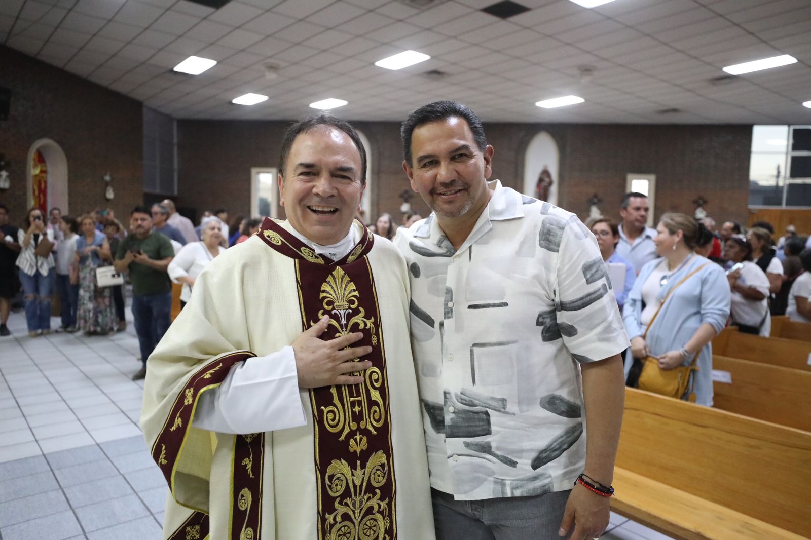 Acompaña Cruz Pérez Cuéllar a padre Chava en su celebración de 25 años como sacerdote