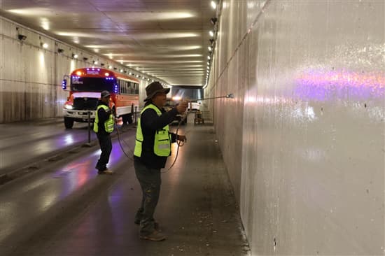 Pintan muros del túnel de la avenida La Cantera