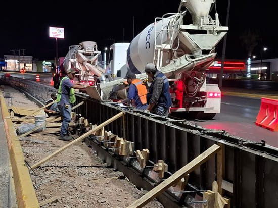 Continúan trabajos de barrera central en el Periférico De la Juventud