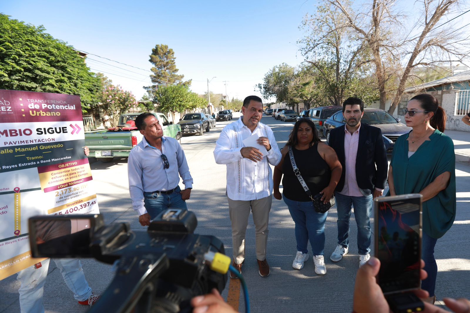 Cruz Pérez Cuellar entrega a la comunidad la calle Manuel Quevedo