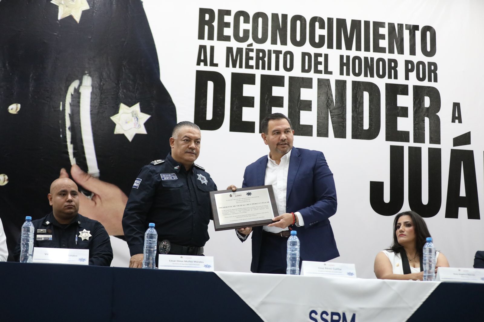 Entrega Cruz Pérez Cuellar el Reconocimiento al Mérito del Honor por Defender a Juárez a policías que intervinieron en el “Jueves negro”
