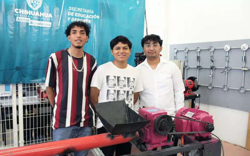 Desarrollan estudiantes de la UTPN proyecto para reciclar PET y convertirlo en techos para viviendas