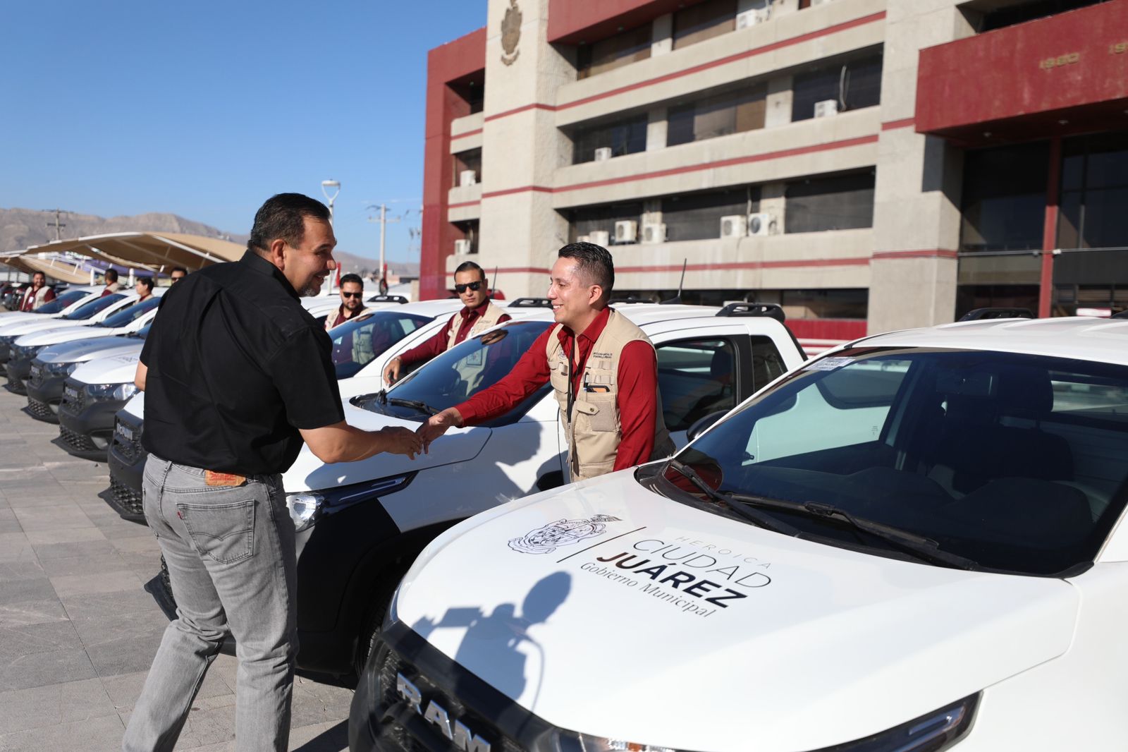 Entrega Cruz Pérez Cuellar unidades a Desarrollo Urbano