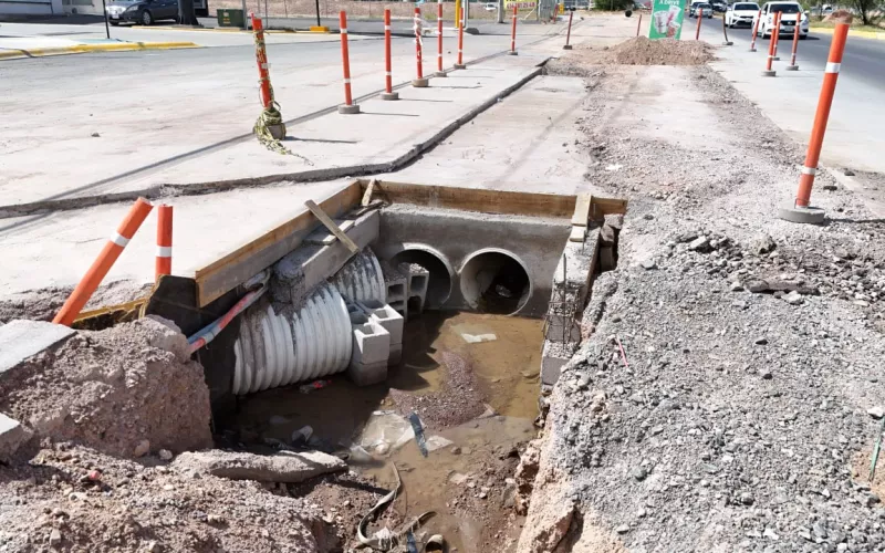 Avanza JMAS Chihuahua en reubicación de la red de drenaje en boulevard Juan Pablo II y Pacheco