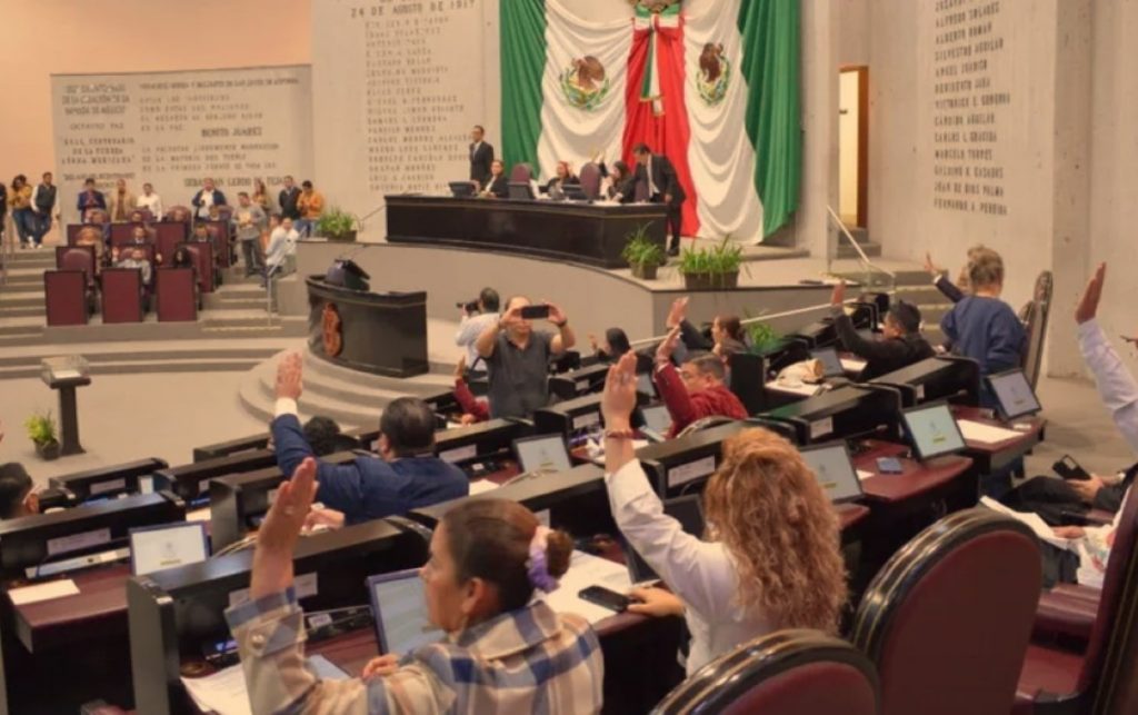 AVANZA LA REFORMA JUDICIAL EN CONGRESOS ESTATALES. . . RECIBE IEE SOLICITUD DE REVOCACIÓN DE MANDATO PARA LA GOBERNADORA DE CHIHUAHUA. . . HANOI AGUILAR AHORA ES EMPLEADA DE BONILLA. . .