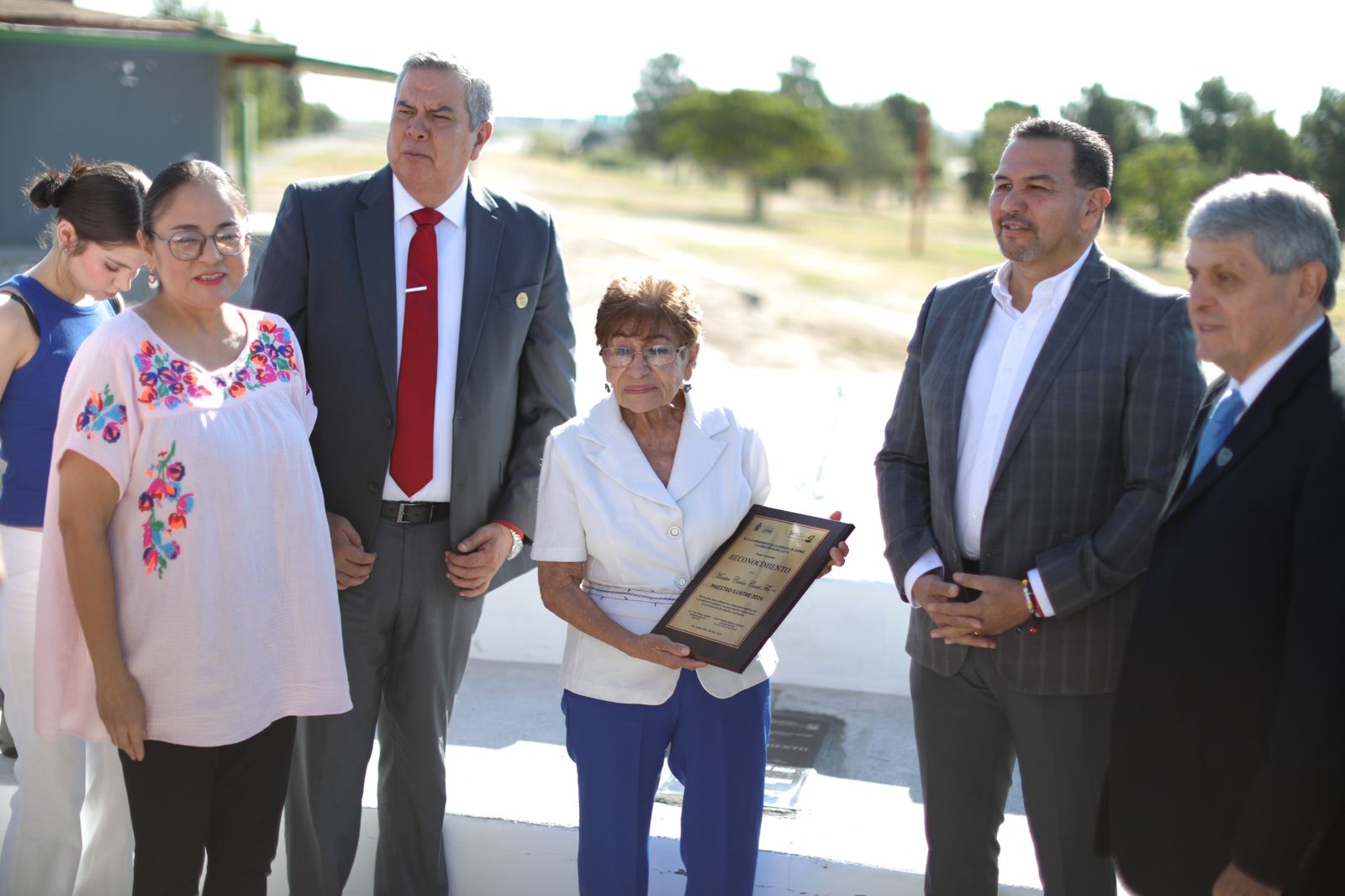 Encabeza Cruz Pérez Cuellar ceremonia del Maestro Ilustre