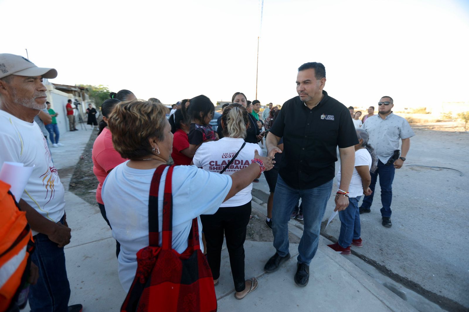 Presenta Cruz Pérez Cuellar trabajos de limpieza de la calle Oriente XXI