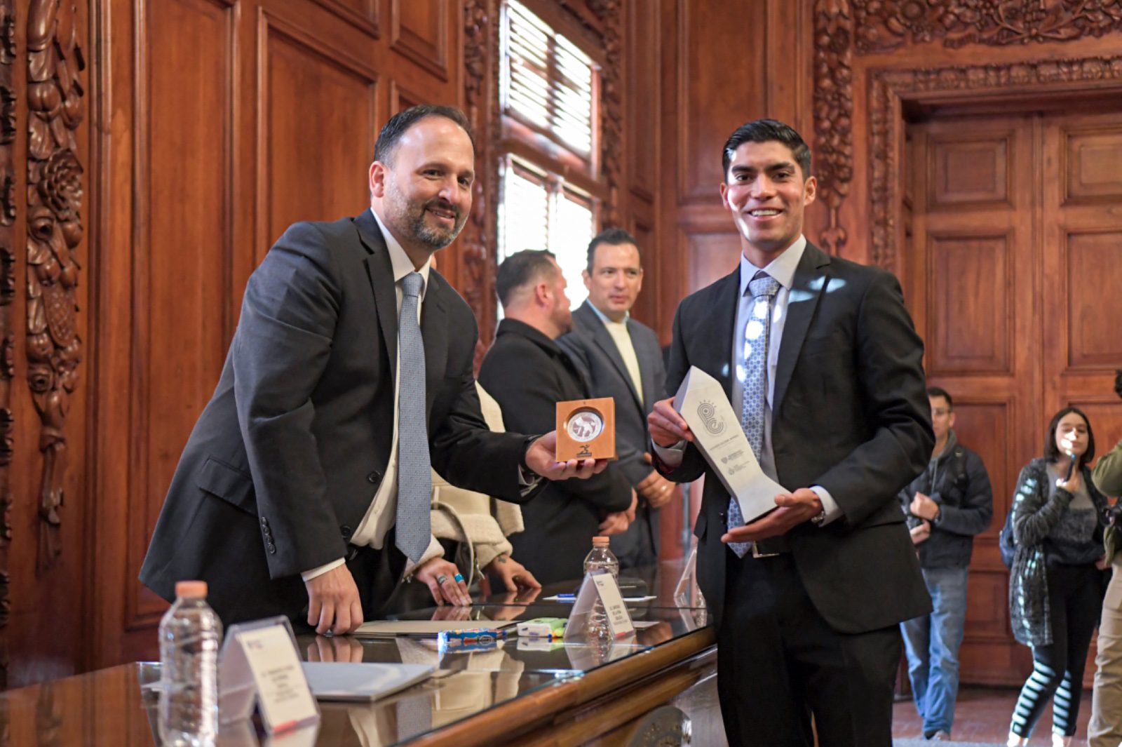 Galardonan a Andrés Olivas e Isaac Rojas con el Premio Estatal del Deporte 2024